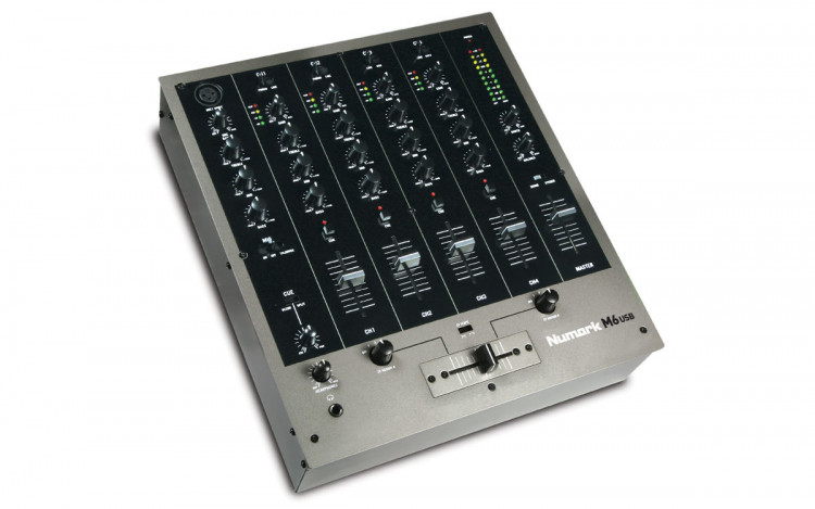 NUMARK M6USB, 4-канальный компактный настольный микшер входы: 2 микрофонных, 2 phono, 4 линейных. USB-интерфейс